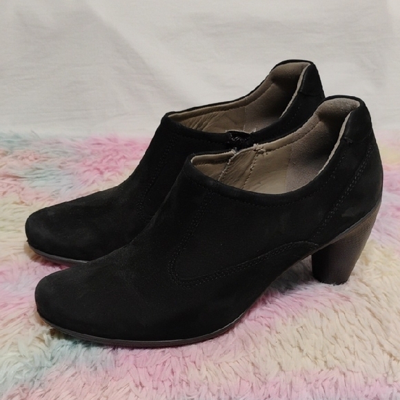 Ecco Shoes - Like New Ecco Black Heeled Ankle Booties Sleek Minimalist Design Sz.38